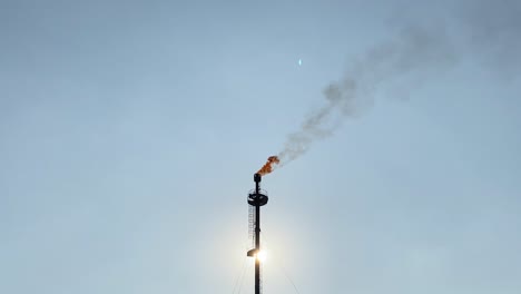 planta de campo de gas kailashtilla vista ardiendo llama naranja con humo subiendo