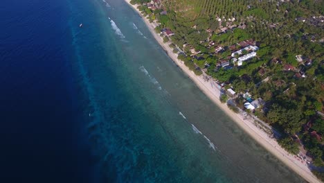 vista aérea de imágenes que bajan hacia la playa de gili trawangan, islas tropicales de lombok bali indonesia