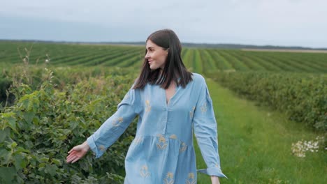 Niña-Sonriente-Camina-Por-El-Jardín