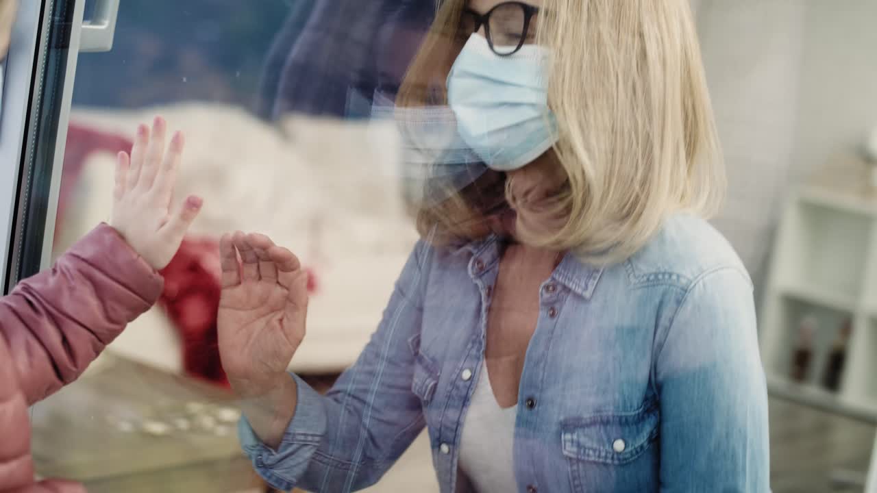 menina visitando avós através da janela