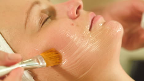 Woman-under-facial-spa-procedure