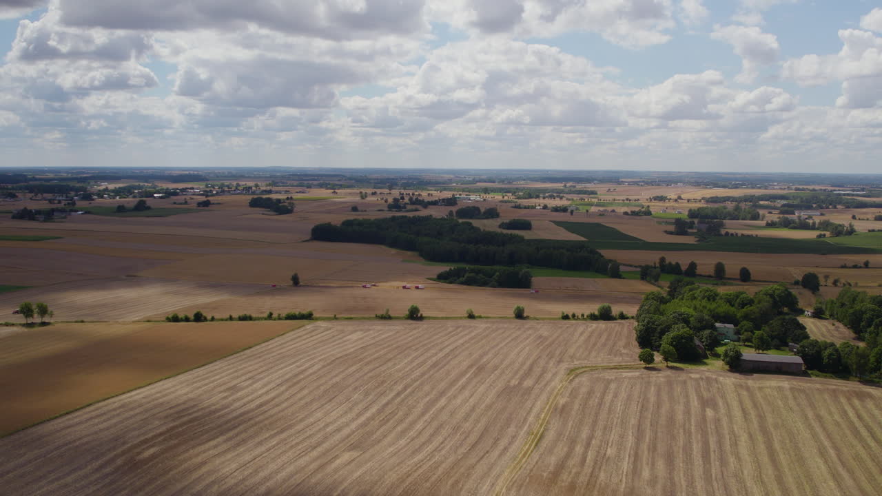 Panorama-Luftaufnahme von weitem Ackerland nahe dem Land vor einem wunderschönen Wolkenhimmel.