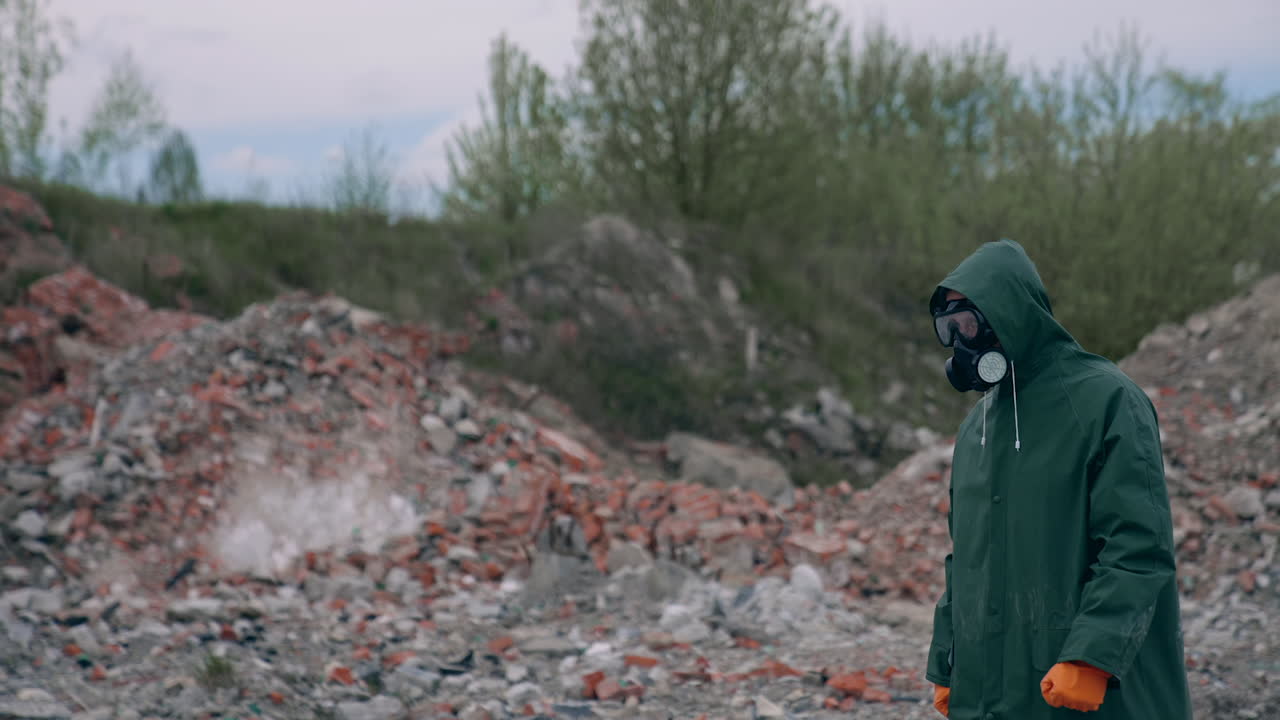 Uomo che indossa una tuta di protezione antigas. Inquinamento ambientale da radiazioni industriali.