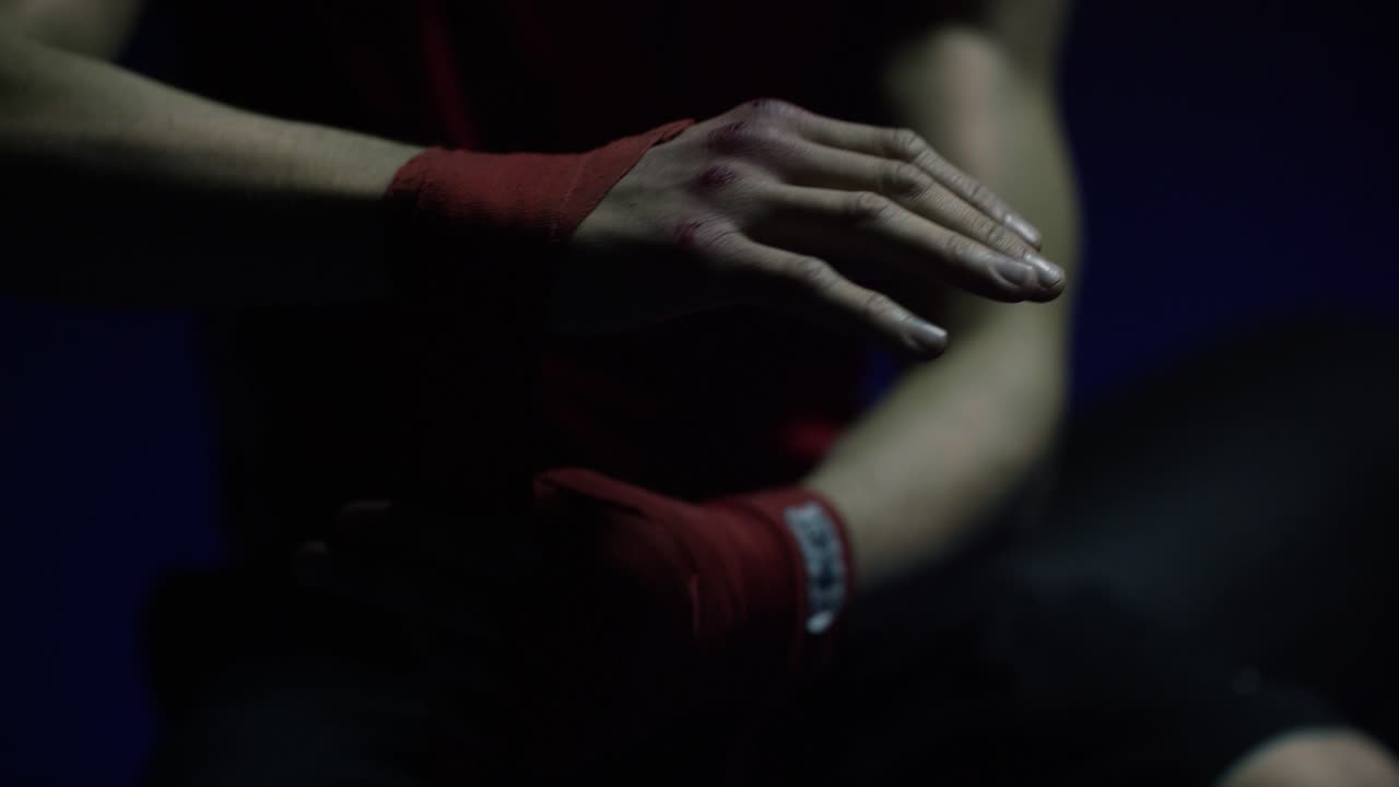 hombre envolviendo sus manos para el boxeo