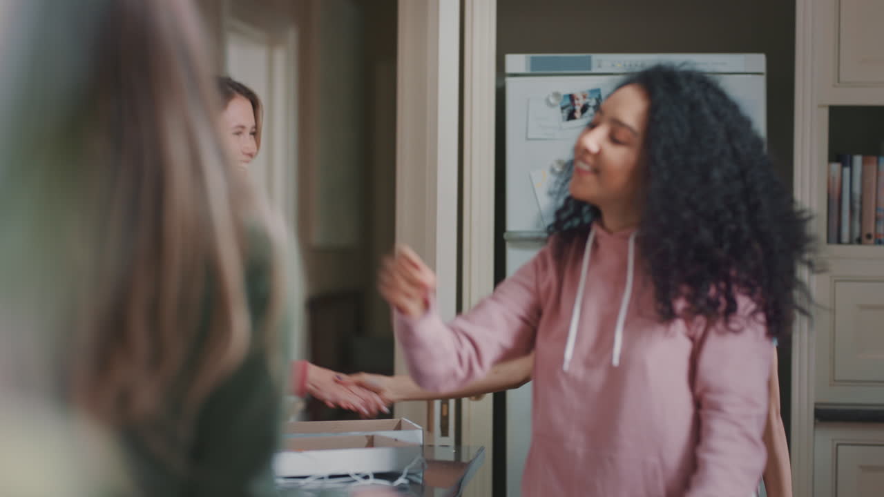 행복한 십대 소녀 그룹이 부 ⁇ 에서 춤을 추고 피자를 먹고 즐겁게 함께 축하하고 파티 주말에 함께 어울리는 것을 즐기고