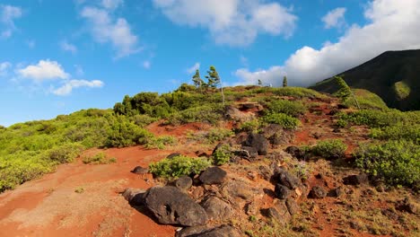 Drone-Volando-Sobre-La-Columna-Vertebral-De-Una-Cresta-Forestal-En-Molokai-Con-Algunas-Nubes-En-La-Parte-Superior