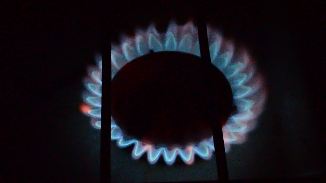 Gas ardiendo. Quemador de estufa de gas.