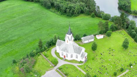 église paisible près du cimetière du comté de romsdal norvège - vue aérienne