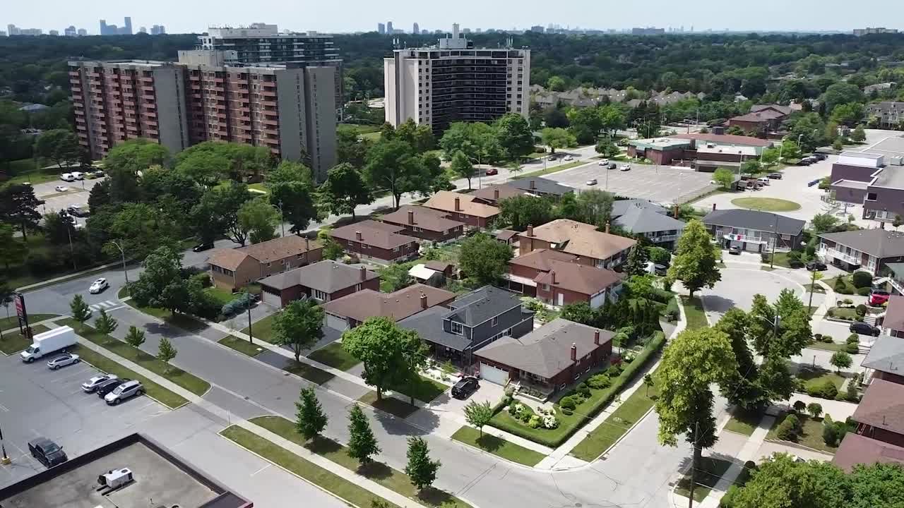 vista aérea dando vueltas sobre casas en un barrio de etobicoke.