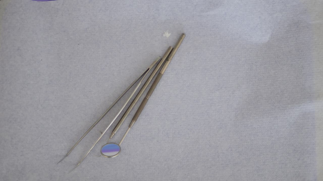 vista de arriba hacia abajo de un dentista profesional preparando sus instrumentos para un examen del paciente