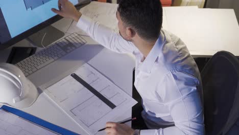 el diseñador de interiores está haciendo el diseño interior de la casa o un lugar. dibujo en perspectiva.