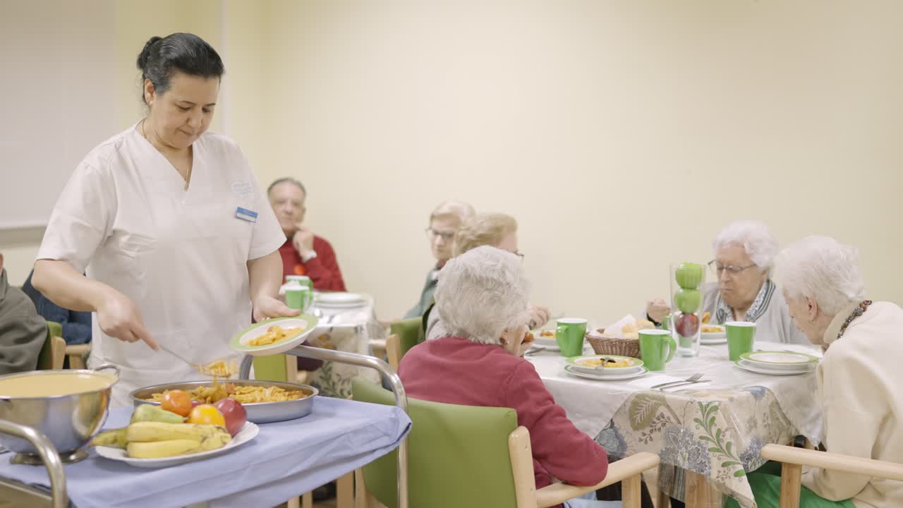 Cucina che serve cibo agli anziani in un geriatrico