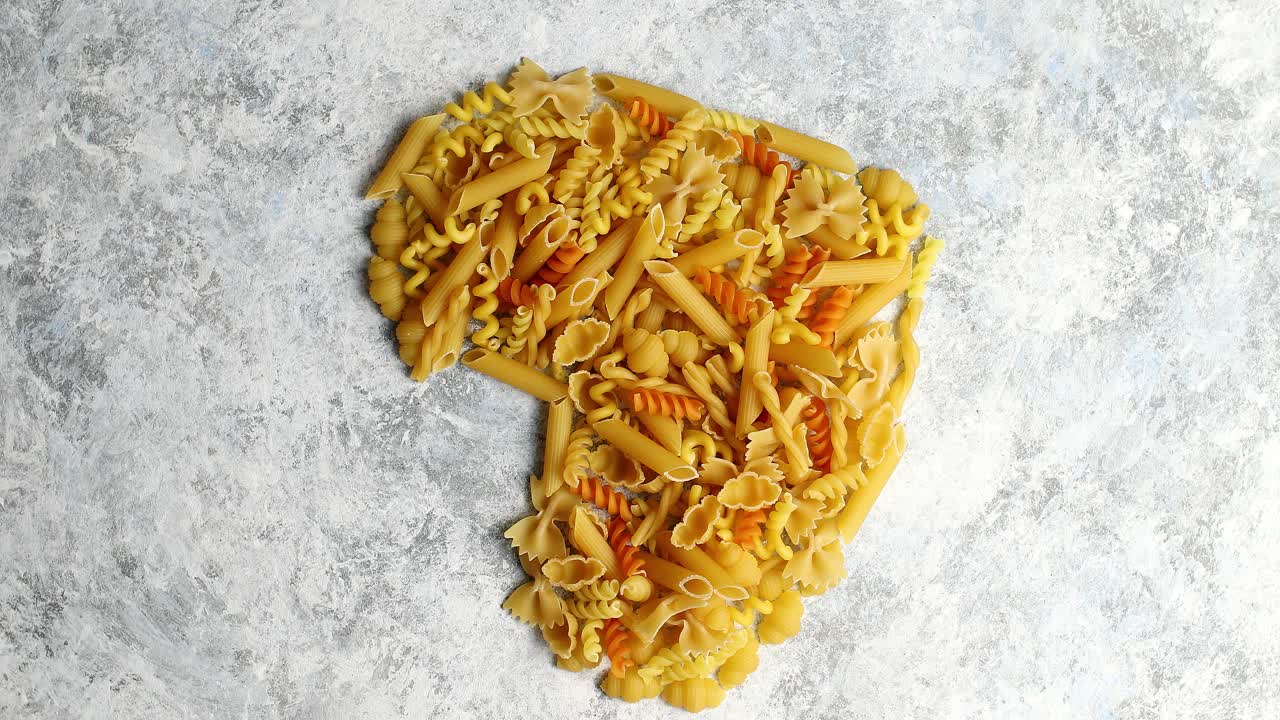 파스타로 만든 하트 모양