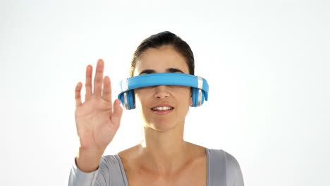 mujer fingiendo usar auriculares de realidad visual