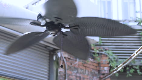 ventilador de techo de estilo retro girando en un día caluroso en un lugar al aire libre