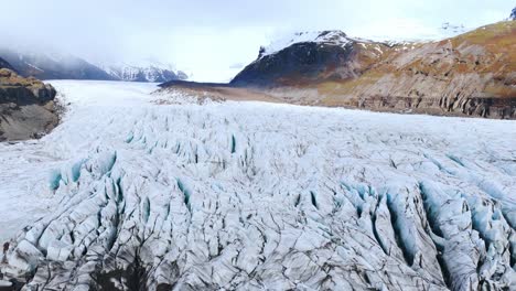 el hielo agrietado del glaciar svinafellsjokull en el valle de la montaña niebla