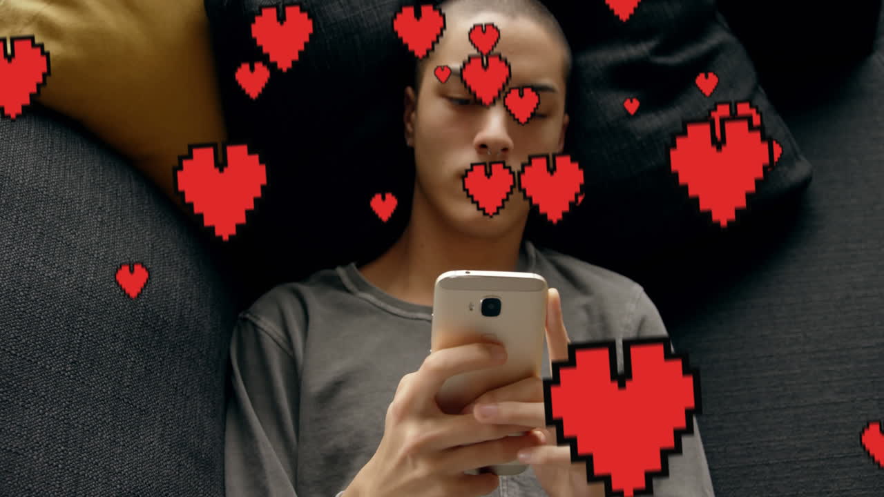 hombre calvo acostado en la cama enviando mensajes de texto 4k