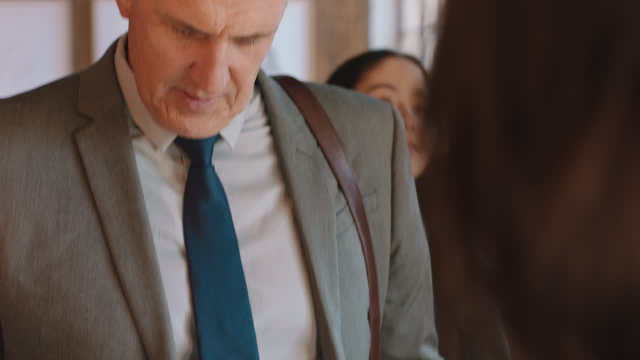 스마트 폰을 사용하여 접촉없는 결제를 하는 사업가 모바일 돈 송금 카페에서 커피를 사서 레스토랑에서 서비스를 즐기는 남자