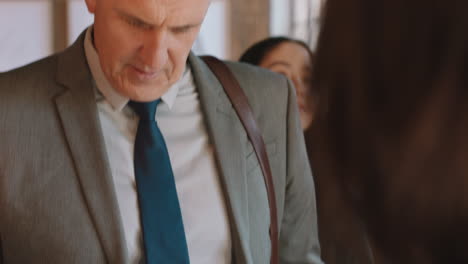 hombre de negocios haciendo pagos sin contacto usando un teléfono inteligente transferencia de dinero móvil hombre comprando café en una cafetería disfrutando del servicio en un restaurante