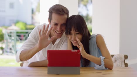 Mann-und-Frau-Winken-Ihrem-Tablet-Computer-Zu