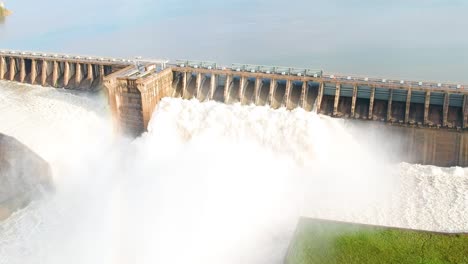 pared de la presa con compuertas abiertas, inundando sudáfrica vaaldam