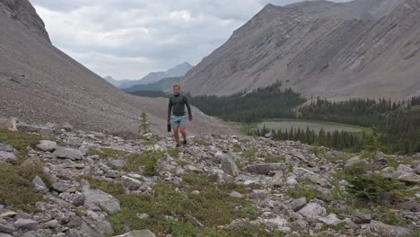 caminante caminando por la montaña con el lago y el bosque rockies kananaskis alberta canada