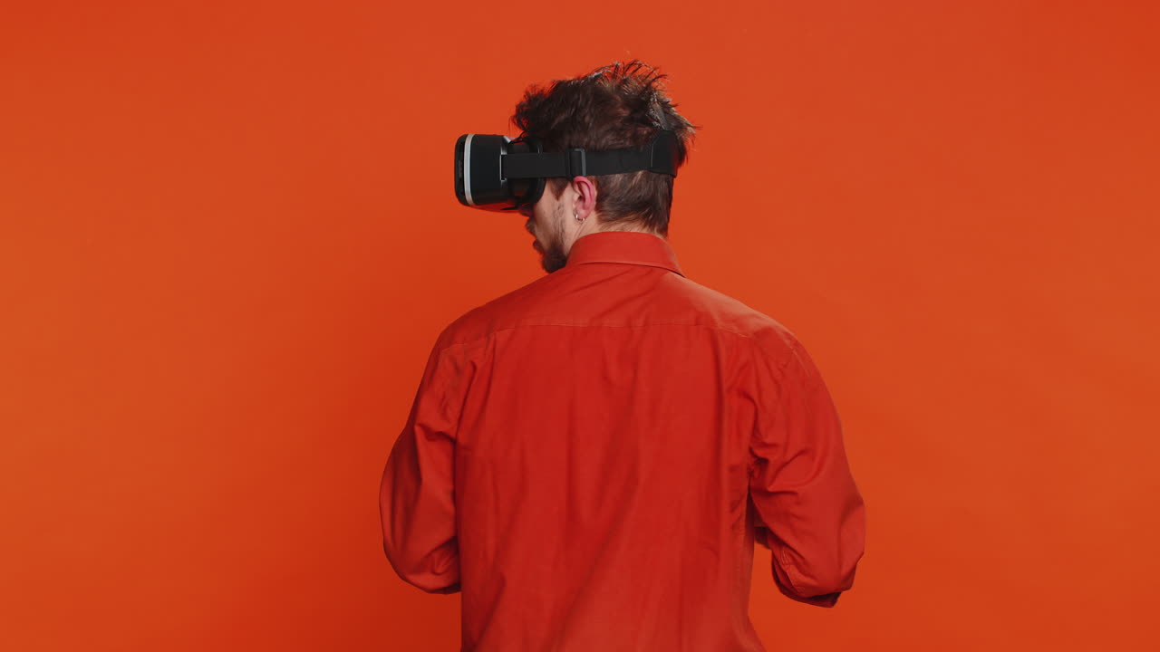 Ophidset mand i vr headset hjelm ser virtual reality 3d video spiller simulering online spil