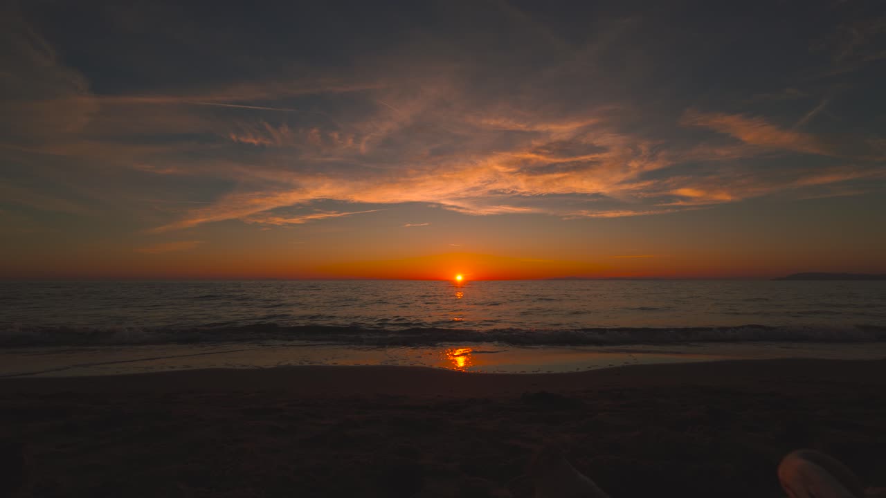 다채로운 하늘 구름과 함께 모래 해변의 해가 지고, 은 저녁 태양, 투스카니아, 이탈리아의 넓은 파노라마 바다