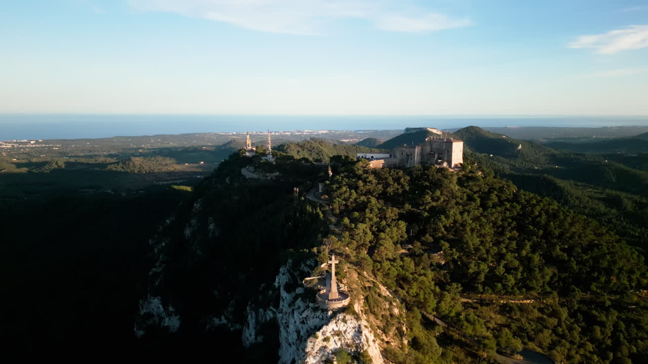 해가 지는 동안 마요르카에 있는 산트 살바도르 성소의 공중 사진