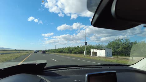 Conducir-Por-La-Carretera-En-Un-Día-Parcialmente-Nublado.