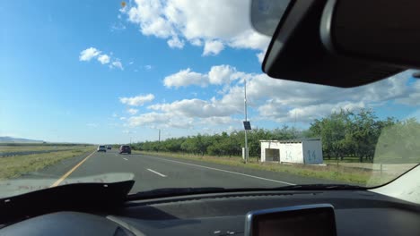conducir a través de la carretera en parte podría día