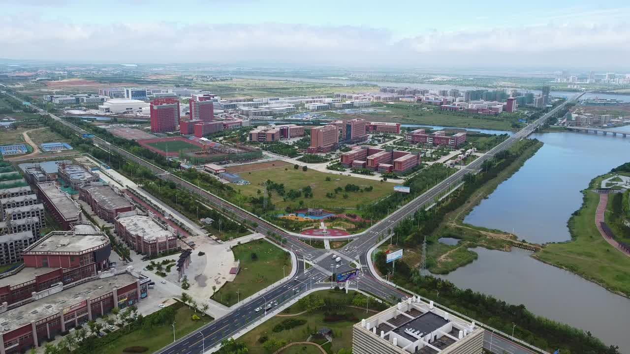 vista cinematográfica aérea de la intersección de la autopista en movimiento inverso tomada en el nuevo distrito de nanhai, china