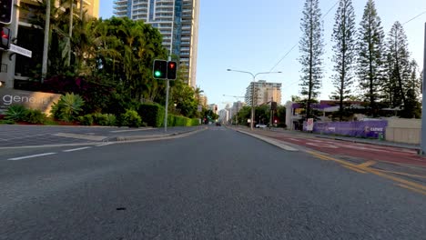 calles vacías con vehículos que pasan ocasionalmente