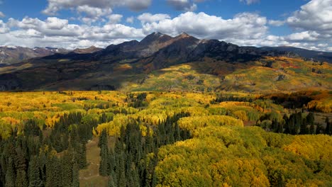 ruby peak colorado durante la temporada de otoño usando un dron