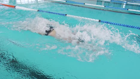 Swimmer-swimming-into-the-pool