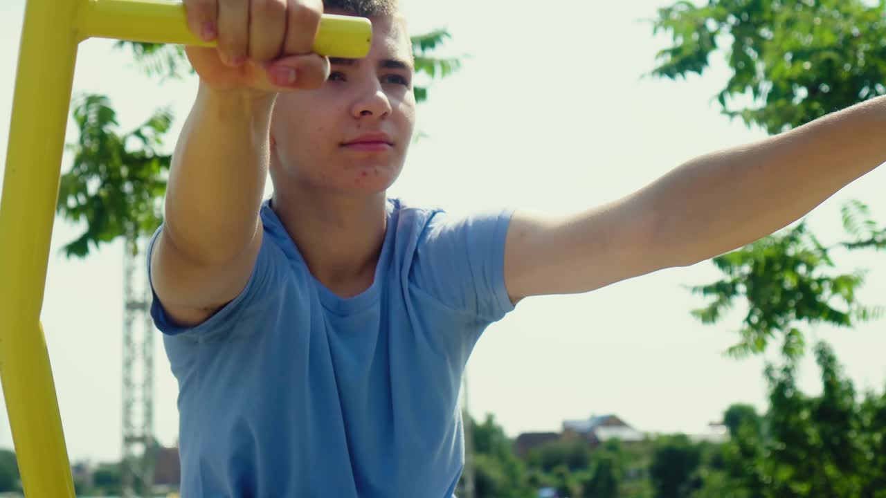 십대는 놀이터에서 스포츠를 합니다.