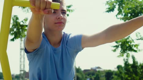 un adolescente hace deportes en el patio de recreo 06