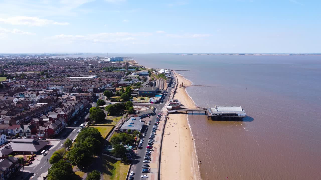 grimsby pier 해변 관광 명소를 향한 cleethorpes town 해안선 아래의 공중보기