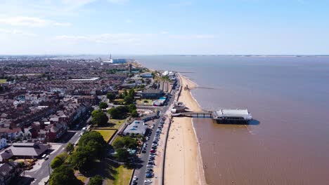 Luftaufnahme-Von-Cleethorpes-Stadt-Küste-In-Richtung-Grimsby-Pier-Touristenattraktion-Am-Meer