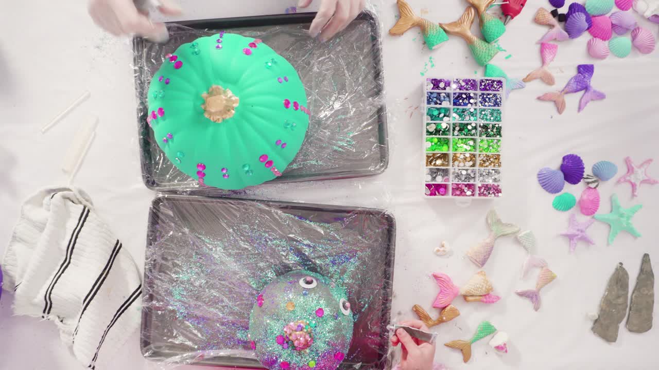 할로윈에 대한 해녀 테마로 미술 호박을 장식하는 것