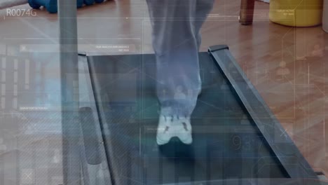 animación de la interfaz con procesamiento de datos sobre la sección baja del hombre corriendo en la cinta de correr en el gimnasio.
