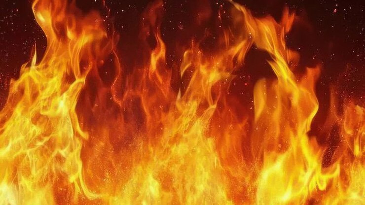 Dynamisches Nahaufnahme-Video von lebhaften Flammen vor einem dunklen Hintergrund, das die intensive Bewegung einfängt