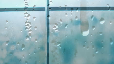 animación de gotas de lluvia sobre la ventana y el cielo