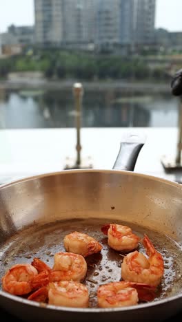 cocinando camarones con vista a la ciudad