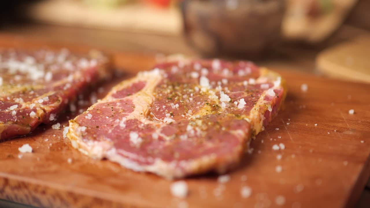 movimiento lento de seguimiento disparado sobre un filete con sal en él