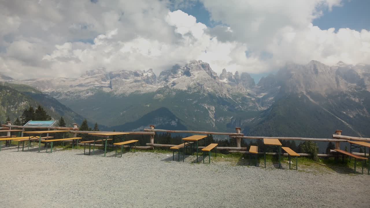 vista panorámica de los dolomitas italianos desde un refugio de montaña