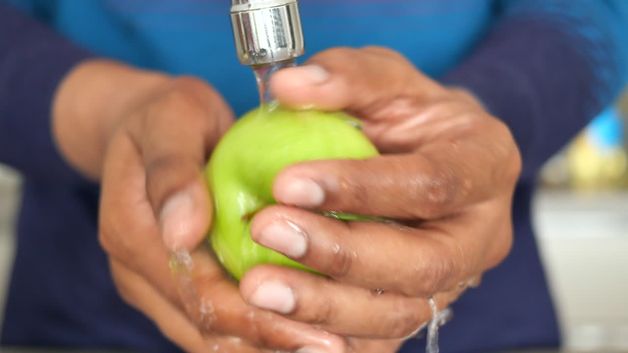 lavando una manzana verde