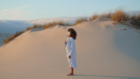 Mujer-Actor-Posando-Desierto-De-Arena-Con-Flor-Blanca-Día-De-Verano.-Chica-Con-Cala