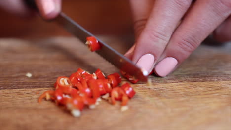 Chef-Mujer-Blanca-Picando-Guindilla