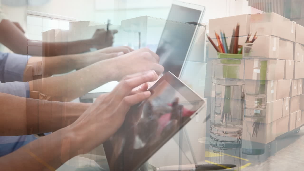 창고 에 있는 상자 들 을 쌓아 놓은 전자 기기 를 사용하는 사람 들 의 애니메이션